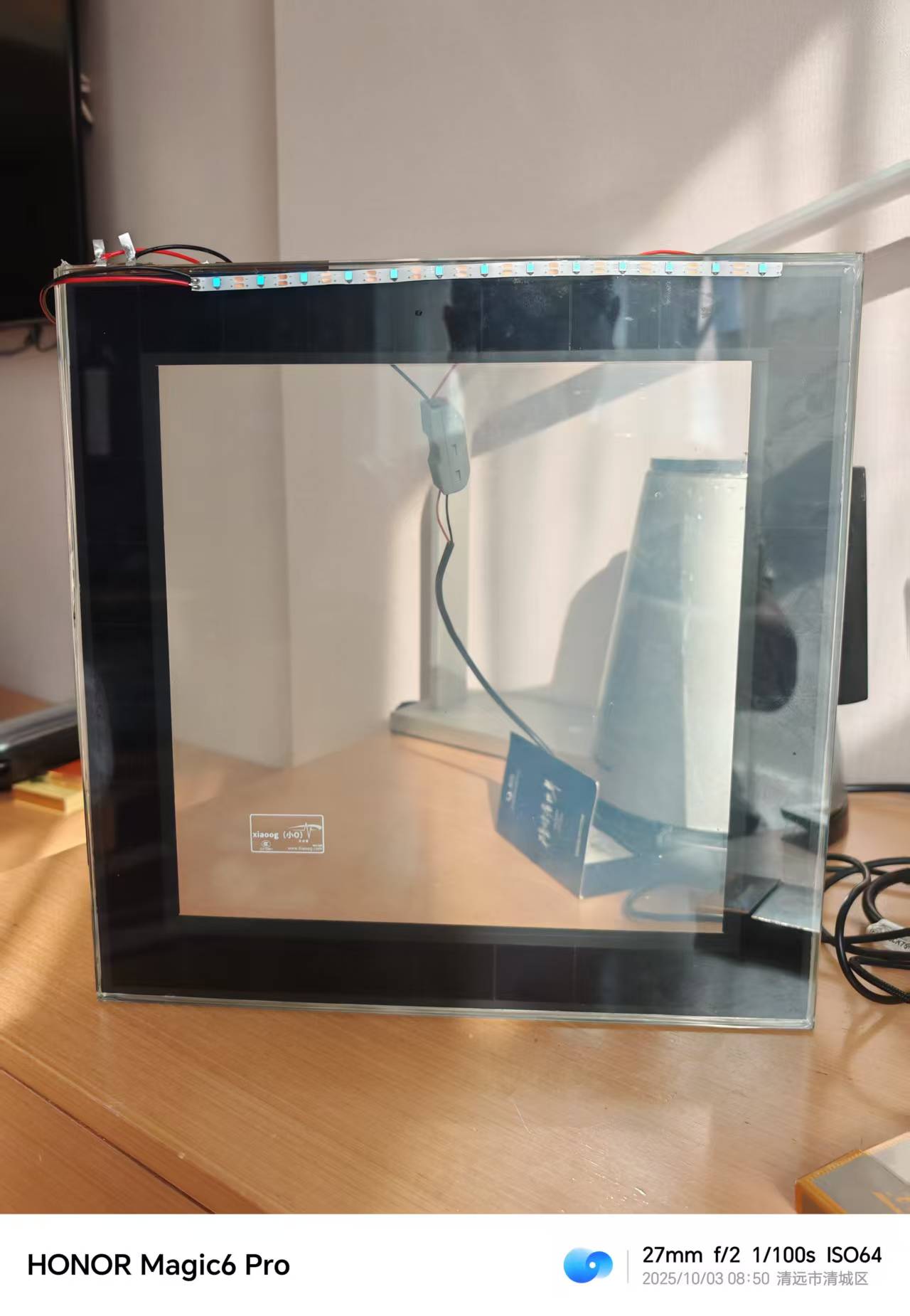 Transparent power-generating atomized glass