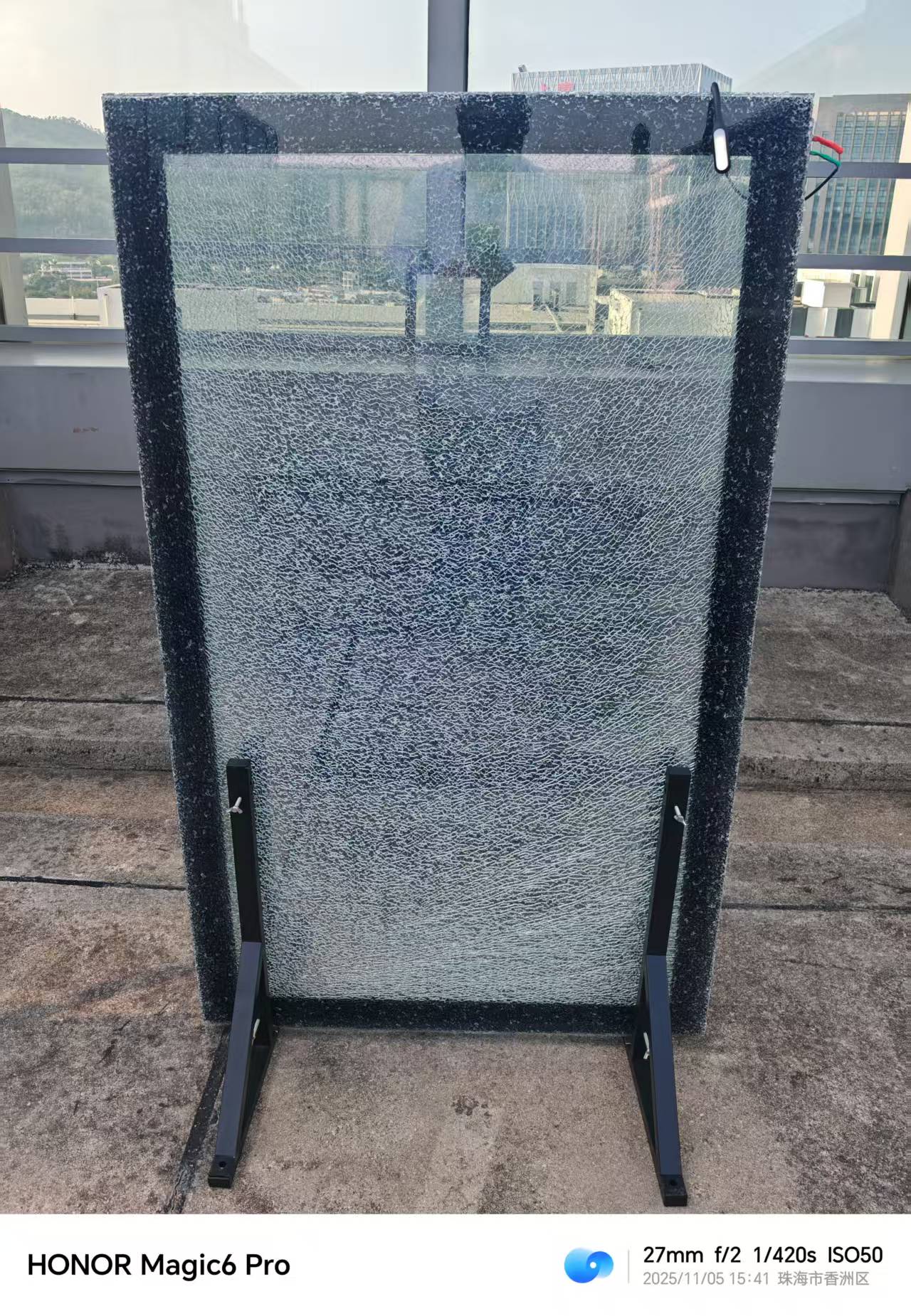 Transparent power-generating glass, transparent power-generating curtain wall