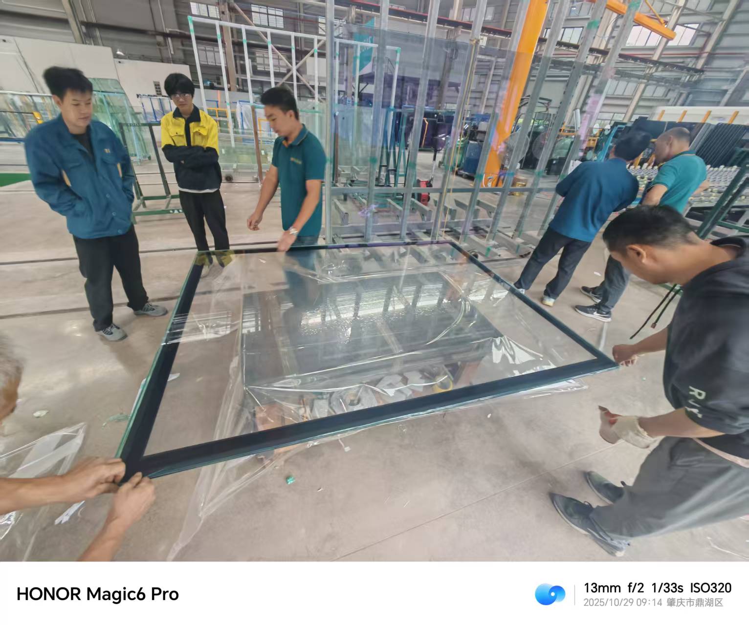 Transparent power-generating glass, transparent power-generating curtain wall