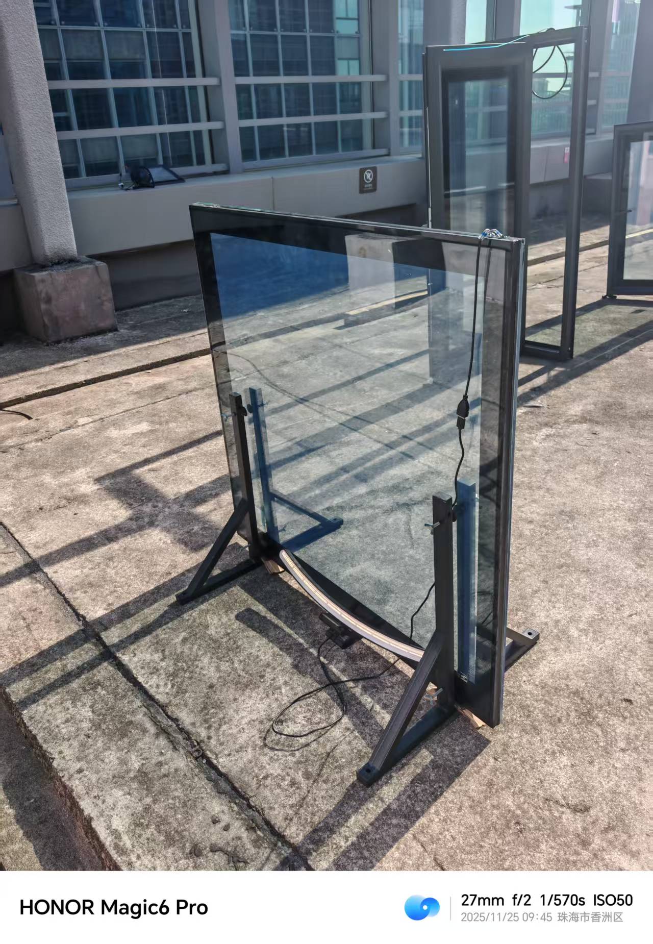 Transparent power-generating glass, transparent power-generating curtain wall