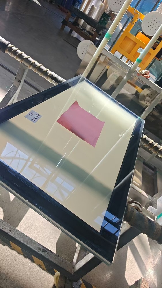 Glass capable of generating electricity, atomization, and screen projection.